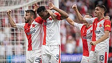 Fotbalisté Slavie se radují z gólu Muhameda Tijaniho (druhý zleva), ten proti...