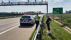 Opilou jednaticetiletou cyklistku jedoucí po dálnici zastavili policisté...