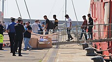 Lo nmecké organizace Sea-Eye bhem víkendu pomohla pi záchran 114 migrant...