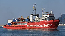 Itálie odstavila záchrannou loď německé organizace Sea-Eye, která ve...