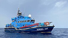 Lo Aurora nmecké organizace Sea-Watch, kterou v pondlí odstavila italská...