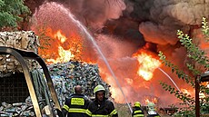 Středočeští hasiči bojují s požárem třídírny odpadů v Dolních Hbitech. (25....