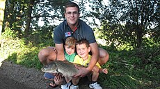 Útoník Michal Poletín se svými mladími bratry na rybaení, vpravo se krí...