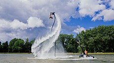 Tko si meme pedstavit, co zaívá flyboardista, dokud si to...