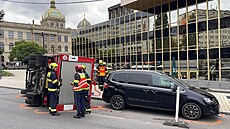 V Legerově ulici u Národního muzea v Praze se převrátilo hasičské auto. Dva...