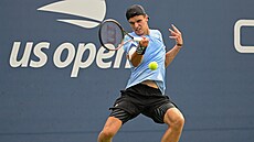 eský tenista Jakub Meník hraje forhend v prvním kole US Open.