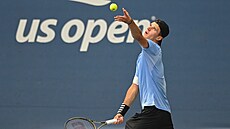 Český tenista Jakub Menšík podává v prvním kole US Open.