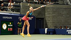 eská tenistka Petra Kvitová podává v prvním kole US Open.