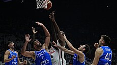 Momentka z utkání základní skupiny mistrovství svta basketbalist mezi Itálií...