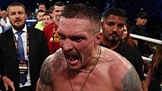 Ukrajinský boxer Oleksandr Usyk slaví obhájobu titul� profesionálních...