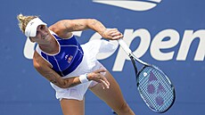 eská tenistka Markéta Vondrouová podává v prvním kole US Open.