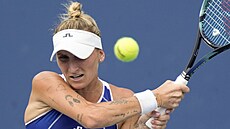 �eská tenistka Markéta Vondrou�ová hraje bekhend v prvním kole US Open.