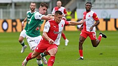 Záloník Slavie Tomá Hole se snaí dostat k míi ped jabloneckým Dominikem...