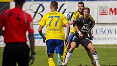 Teplický Petr Hronek se sna�í vyprostit ze sev�ení zlínského obránce Martina...