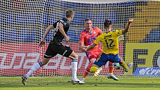 Zálo�ník Zlína David Tká� se sna�í p�ekonat teplického branká�e Tomá�e Grigara