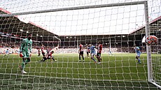 Branká� Sheffieldu Wes Foderingham nic nezmohl proti st�ele Rodriho z...