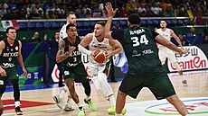 Litevec Tadas Sedekerskis se sna�í proniknout mexickou obranou v zápase na...