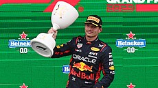 Max Verstappen s trofejí pro vítze Velké ceny Nizozemska