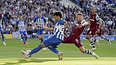 Obránce West Hamu Vladimír Coufal tlaí na záloníka Brightonu Kaora Mitomaa,...