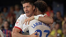 Robert Lewandowski slaví s Laminem Yamalem gól, který vstelil v utkání s...