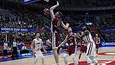 Lotyský basketbalista Rolands Smits zapisuje bod v utkání na mistrovství svta...