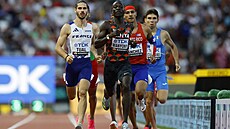 Ke�an Wanyonyi kontroluje tempo své skupinky v rozb�hu p�lka��