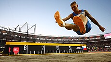 Radek Ju�ka ve skoku b�hem finále
