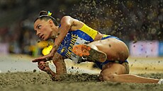 Ukrajinka Maryna Bech-Romanuková pi dopadu bhem finále trojskokanek