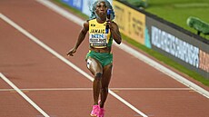 Jamajanka Fraser-Pryceová s pehledem vyhrává rozbh enské tafety na 100...