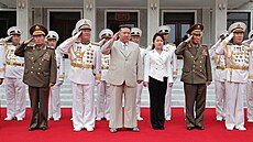 Kim Čong-un s dcerou během návštěvy velitelství námořnictva Korejské lidové...