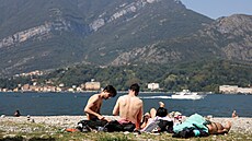 Lidé odpoívají bhem vlny veder v italském Bellagiu u jezera Como.