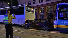 Osobní auto zstalo zaklínné mezi dvma autobusy. (22. srpna 2023)