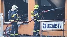 Hasební práce u požáru průmyslové budovy v Otrokovicích budou trvat ještě...
