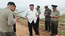 Severokorejský vůdce Kim Čong-un navštívil zaplavené oblasti. (21. srpna 2023)