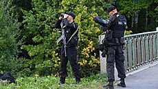 Rutí policisté steí Porochovský hbitov v Petrohradu. Práv tam ml zesnulý...