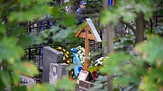 Ruští policisté střeží Porochovský hřbitov v Petrohradu. Právě tam měl zesnulý...