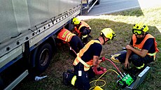 U nehody zasahují také hasii.