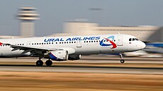Airbus A321-200 ruského dopravce Ural Airlines vzlétá z letit ve panlském...