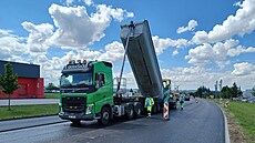 Stavební firma stihla vyfrézovat a polo�it nové asfalty na kilometr a p�l...
