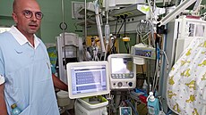 Petr Kudrna má na starosti nastavení nového dýchacího p�ístroje pro p�ed�asn�...