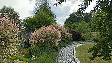 Cesti�ka zahradou, kterou si majitelka navrhla a s rodinou ji spole�nými silami...