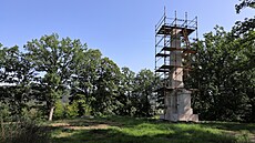 Restaurování památníku dvou císa, 15 metr vysokého granitového obelisku. V...