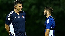 Sergej Jakirovi�, nový kou� Dinama Záh�eb (vlevo) na prvním tréninku po...