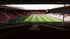 Bramall Lane, stadion Shheffieldu United, je nachystán na zápas Premier League.