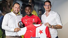 Slávistický zálo�ník Oscar Dorley podepsal se Slavií novou smlouvu. Vlevo...