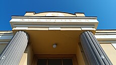 Starost o historickou budovu, k ní� nále�í i t�i volejbalové kurty a h�i�t� na...