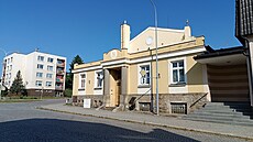 Starost o historickou budovu, k ní� nále�í i t�i volejbalové kurty a h�i�t� na...