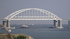 Krymský most po útoku ukrajinských dron. Bariéra z plavidel má základy mostu do budoucna ochránit.
