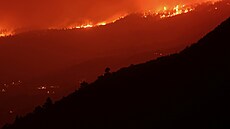 Rozsáhlý lesní poár na panlském ostrov Tenerife stále není pod kontrolou....
