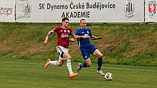 Bud�jovický fotbalista Jakub Pa�ízek v �erveném.